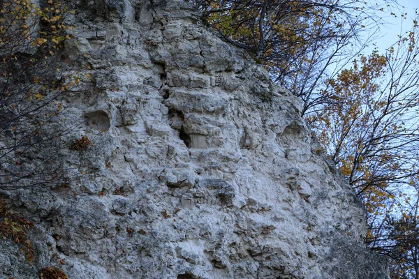 采石场中的砂石膏切割 用于提取石膏 不同土层与砂 石英和石膏矿床经侵蚀后的山区结构 — 图库照片