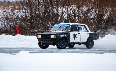 YOSHKAR-OLA, RUSSIA, 26 ARALIK 2020 Kışın donmuş bir gölde kontrollü bir kayma ve kış kayması ile yarış.