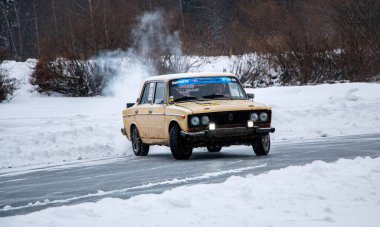 YOSHKAR-OLA, RUSSIA, 26 ARALIK 2020 Kışın donmuş bir gölde kontrollü bir kayma ve kış kayması ile yarış.