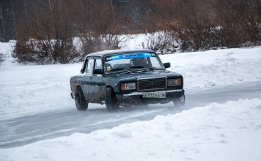 YOSHKAR-OLA, RUSSIA, 26 ARALIK 2020 Kışın donmuş bir gölde kontrollü bir kayma ve kış kayması ile yarış.