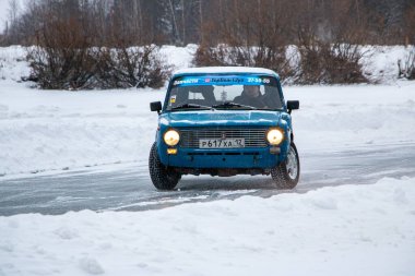 YOSHKAR-OLA, RUSSIA, 26 ARALIK 2020 Kışın donmuş bir gölde kontrollü bir kayma ve kış kayması ile yarış.