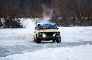 YOSHKAR-OLA, RUSSIA, 26 ARALIK 2020 Kışın donmuş bir gölde kontrollü bir kayma ve kış kayması ile yarış.