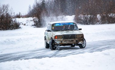 YOSHKAR-OLA, RUSSIA, 26 ARALIK 2020 Kışın donmuş bir gölde kontrollü bir kayma ve kış kayması ile yarış.