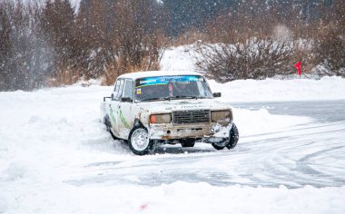 YOSHKAR-OLA, RUSSIA, 26 ARALIK 2020 Kışın donmuş bir gölde kontrollü bir kayma ve kış kayması ile yarış.