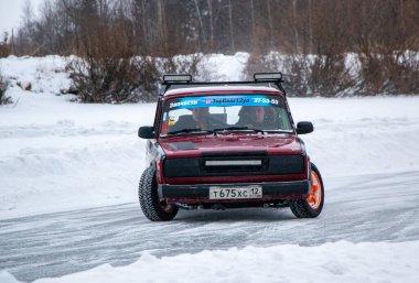 YOSHKAR-OLA, RUSSIA, 26 ARALIK 2020 Kışın donmuş bir gölde kontrollü bir kayma ve kış kayması ile yarış.