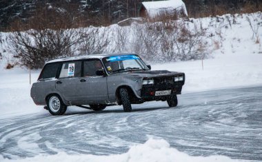 YOSHKAR-OLA, RUSSIA, 26 ARALIK 2020 Kışın donmuş bir gölde kontrollü bir kayma ve kış kayması ile yarış.