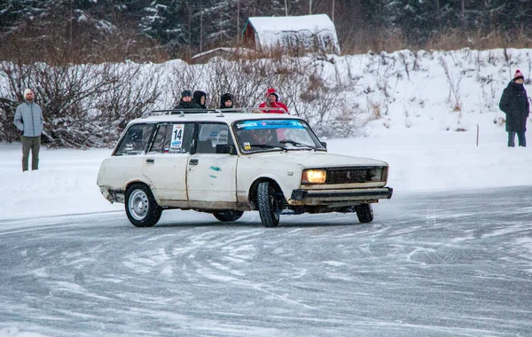 YOSHKAR-OLA, RUSSIA, 26 ARALIK 2020 Kışın donmuş bir gölde kontrollü bir kayma ve kış kayması ile yarış.