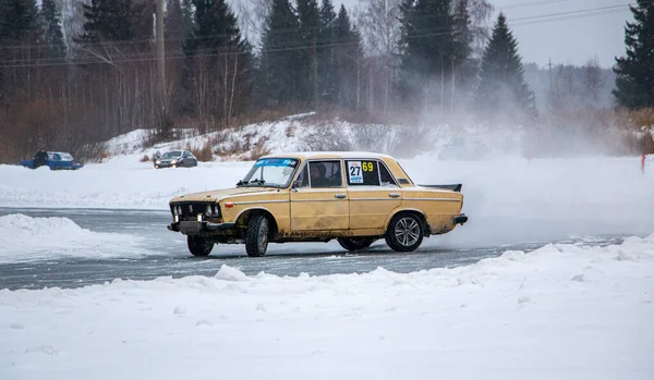 ヨシカル ロシア 2020年12月26日 制御されたスキッドで凍結した湖の冬のレース 冬のドリフト — ストック写真