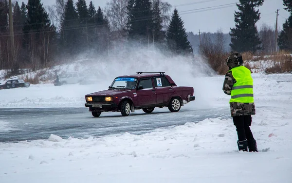 ヨシカル ロシア 2020年12月26日 制御されたスキッドで凍結した湖の冬のレース 冬のドリフト — ストック写真