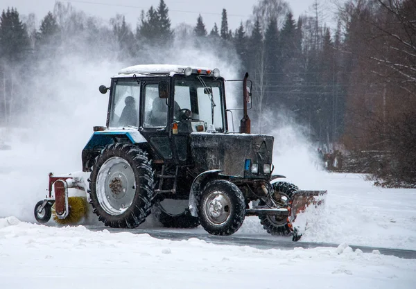 Viejo Tractor Cubierto Nieve Con Una Hoja Elimina Nieve Carretera — Foto de Stock