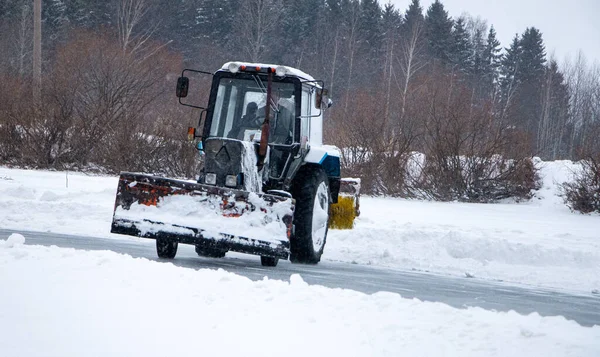Egy Öreg Hóval Borított Traktor Pengével Eltávolítja Havat Útról Nagy Jogdíjmentes Stock Fotók