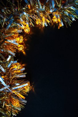 Yılbaşı balolarının Noel kompozisyonu, yaldızlı koniler, parlak bir çelenk ve altın tüylü süslemeler..