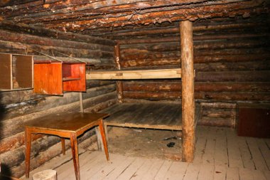 Ormandaki eski askeri sığınaklar. Siperleri kütüklerle, küçük sığınaklarla, ahşap malzemelerle, kütüklerle ve kalaslarla, yeraltı sığınaklarıyla dolu..