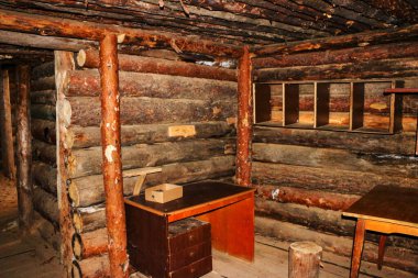 Ormandaki eski askeri sığınaklar. Siperleri kütüklerle, küçük sığınaklarla, ahşap malzemelerle, kütüklerle ve kalaslarla, yeraltı sığınaklarıyla dolu..