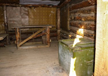 Ormandaki eski askeri sığınaklar. Siperleri kütüklerle, küçük sığınaklarla, ahşap malzemelerle, kütüklerle ve kalaslarla, yeraltı sığınaklarıyla dolu..