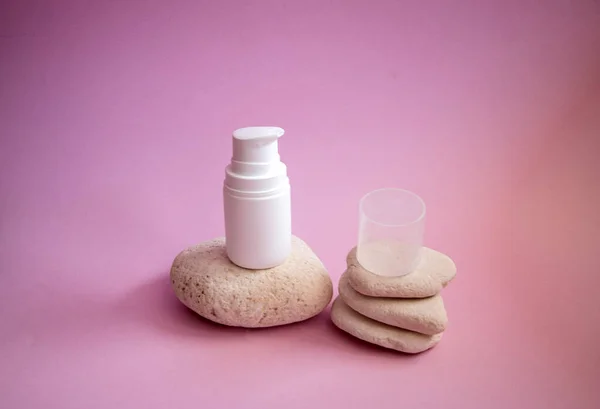 Frasco Plástico Blanco Con Dispensador Una Suave Crema Orgánica Para Imagen De Stock