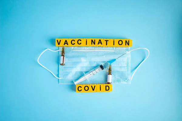 Corona Virüsü Karşı Aşı Için Mavi Arka Planda Çeşitli Ilaçlar — Stok fotoğraf