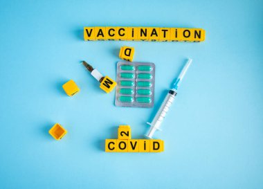 Corona Virüsü 'ne karşı aşı için mavi arka planda çeşitli ilaçlar. Koronavirüse karşı mücadele, aşı, aşı, aşı, Covid 19 Corona Virüsü enfeksiyonu tedavisi.