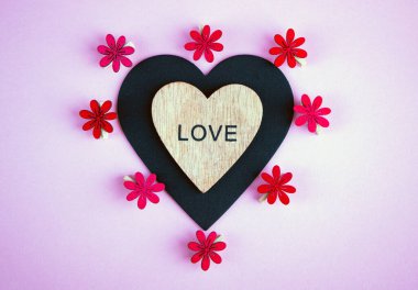 Kalp şeklinde tebeşir tahtası, bir kalp şeklinde çeşitli kırmızı ve pembe aksesuarlarla dolu tebrik metinleri yazdığın için ya da sevgililer gününde kart attığın için ya da tebrik kartı yazdığın için.