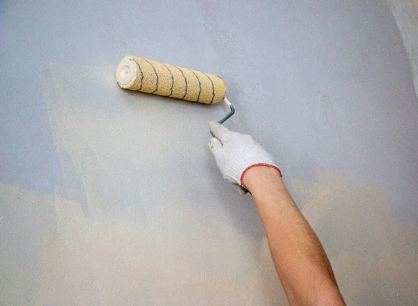 Man Hand Cloth Glove Paint Roller Applies Fresh Paint Primer — Stock Photo, Image