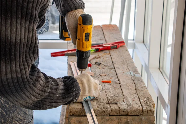 Las Manos Masculinas Trabajador Construcción Aprietan Fijan Tornillos Tornillos Autorroscantes Fotos De Stock