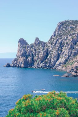Kırım kıyısı, Sudak yakınlarındaki Novy Svet köyü. Seyahat, yürüyüş konsepti. Tatil için güzel bir yer. Kırım Güney Kıyısı.
