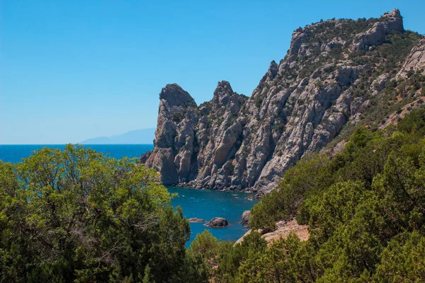 Coasta maritimă a Crimeei, satul Novy Svet lângă Sudak. Călătorie, concept drumeții. Destinație frumoasă pentru vacanță. Crimeea Coasta de Sud . — Fotografie, imagine de stoc