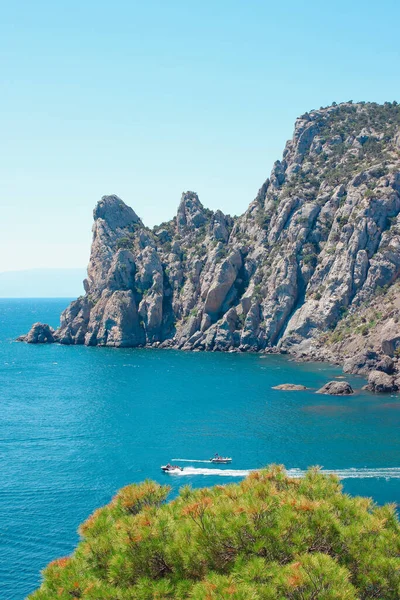 De kust van de Krim, het dorp Novy Svet bij Sudak. Reizen, wandelconcept. Mooie bestemming voor vakantie. de Krim zuidkust. — Stockfoto