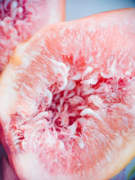 新鮮なイチジクのフルーツパルプマクロソフトフォーカスを閉じます。有機食品の美しい背景。いちじくの収穫。畑の果実の質感の浅い深さ. — ストック写真