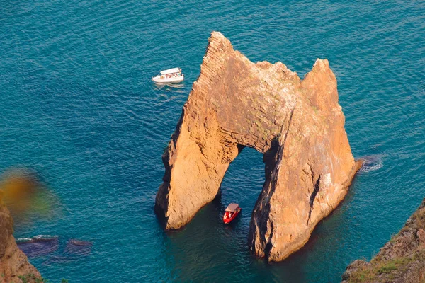 Знаменитая скала Золотые Ворота Крыма. Черное море красивый пейзаж. Природа и путешествия летом обои. — стоковое фото