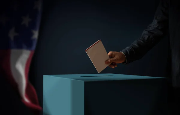 День Виборів Сполучених Штатах Америки Людина Кидає Картку Голосування Скриньку — стокове фото