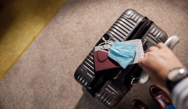 코로나 바이러스 Coronavirus 다음을 가리키는 말이다 공항에 여행자의 Luggage Surgical — 스톡 사진