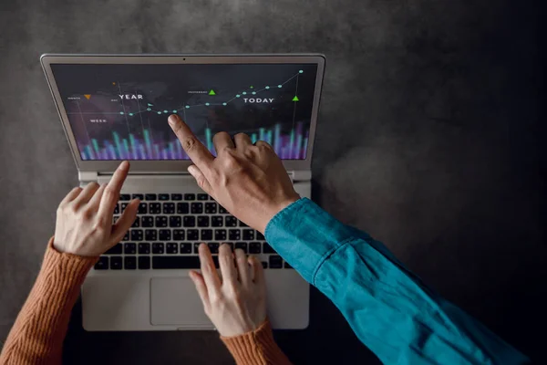 Teamarbeit Für Kleinunternehmen Laptop Börsendaten Analyse Auf Computerbildschirm — Stockfoto