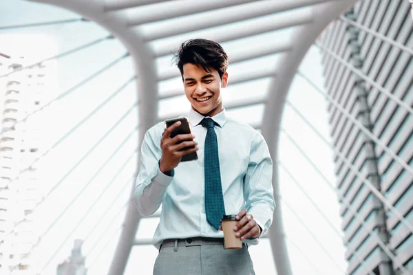 Ritratto Giovane Uomo Affari Asiatico Sorridente Che Utilizza Telefono Cellulare — Foto Stock