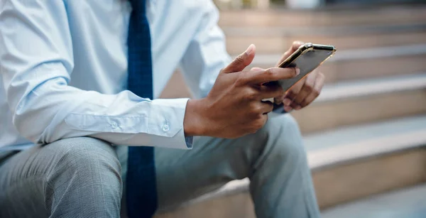 Empresario Usando Teléfono Móvil Ciudad Imagen Recortada Enfoque Selectivo Smartphone — Foto de Stock