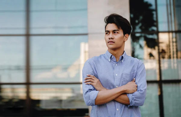 Retrato Jovem Empresário Asiático Cidade Cruzou Braços Desviou Olhar Esforçando — Fotografia de Stock
