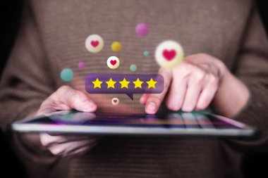 Müşteri Deneyimleri Konsepti. İnternet üzerinden geri bildirim vermeye Dijital Tablet Kullanan Kadın 'ın Kapanışı. Pozitif Eleştiri. Müşteri memnuniyeti anketleri. Ön Görünüm