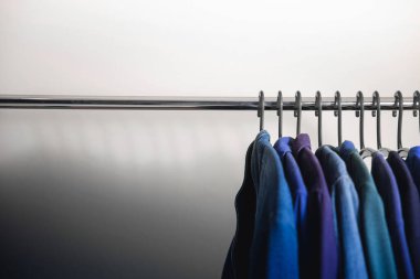 Gardırop Rack. Beyaz Duvar 'ın yanındaki barda asılı duran erkek giysileri. Bir Tarz Erkeğinin Moda Yaşam Tarzı. Sol tarafta Boşluk