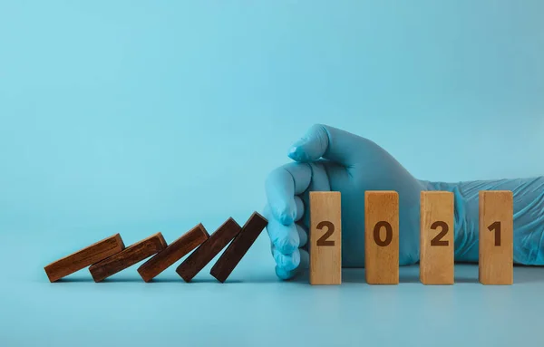 2021 Concepto Año Nuevo Mano Con Efecto Dominó Bloqueo Guantes — Foto de Stock