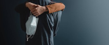 Çift, tıbbi maskeyi çıkarıp sarılıyor. Coronavirus Konsepti sırasında aşk ve ilişki. Umarım Covid-19 yakında kaybolur.