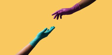 Coronavirus Konsepti sırasında aşk ve ilişki. Tıbbi Eldivenli İki Eller Yakına Dokunmaya Çalışıyor. Renkli Pop Rengi arkaplanı üzerinde yüzüyor