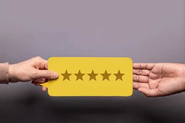 Customer Experience Concept Happy Client Dando Cartão Feedback Com Classificação — Fotografia de Stock
