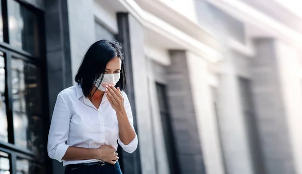 肺癌或结肠炎的概念 市里戴口罩咳嗽的女商人 病毒在市区传播 — 图库照片