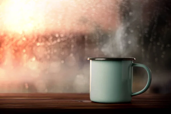 雨の日の朝の飲み物 家の中のガラス窓によるホットコーヒーカップ 雨の日の幸福 穏やかなまたはリラックスした心 — ストック写真