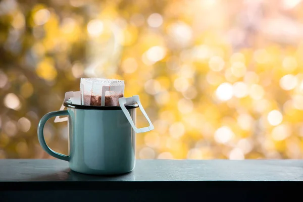 Morgens Tröpfchenweise Kaffee Draußen Heißes Getränk Mit Instant Coffee Drip — Stockfoto