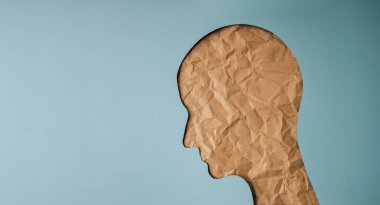 Yaşlanma kavramı. Buruşuk Kağıt Kesiği 'nin Kadın Kafası Şekli. Yaşlı Buruşuk Ciltli Kadın. Üzüntü Kadın Yüzü