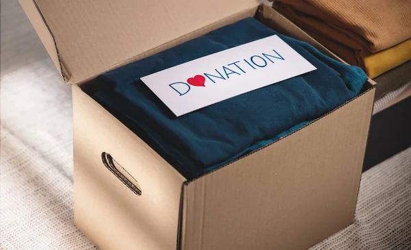 Concepto Donación Ropa Caja Tela Con Etiqueta Donate Preparación Ropa — Foto de Stock