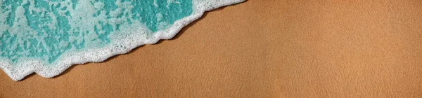夏の晴れた日に空の砂のビーチと柔らかい青い波 自然なテクスチャの背景 コピースペースのための広さと長さ トップビュー 砂を中心に — ストック写真