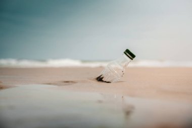 Çevre, ekoloji, yenilenebilir konsept. Plastik Şişe Atık Kumsalda