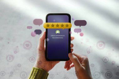 Müşteri Deneyimleri Konsepti. Çevrimiçi Memnuniyet Anketleri İçin Akıllı Telefonu Okuma Değerlendirmesine Mutlu Müşteri Kullanımı. Cep telefonundan olumlu geri bildirim